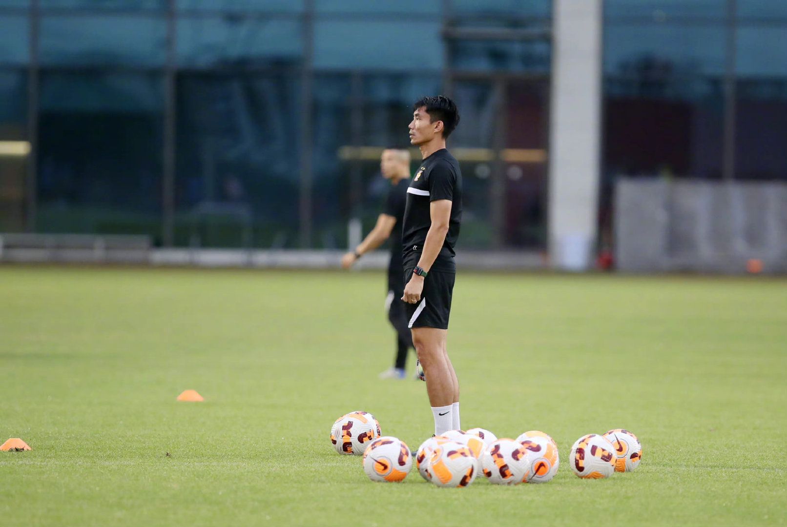 今日释放的定档海报也将;物变人搞怪设定直观呈现在画面之上